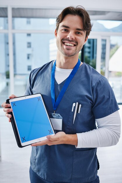 Écran de tablette ou portrait d'un homme heureux médecin ou infirmier sourire pour la présentation des soins de santé promotion de la clinique ou des nouvelles médicales mockup d'informations sur le bien-être de l'espace ou d'une personne avec des marqueurs de suivi médical