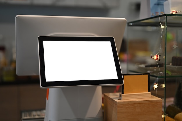 Écran tactile de la machine de caisse avec écran blanc dans un café moderne.