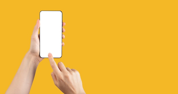 Écran de téléphone intelligent simulé avec le doigt pointé sur l'écran touchant l'annonce d'application blanche vide sur fond avec espace
