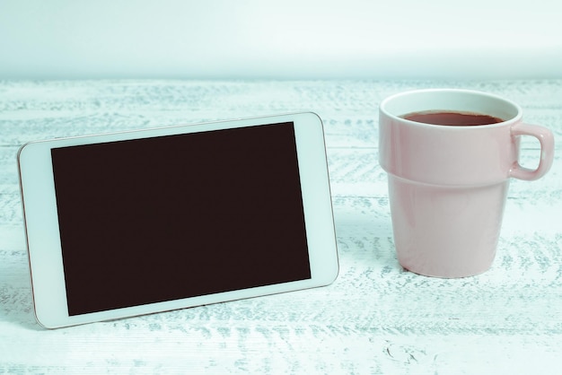 Écran de téléphone avec message important sur le bureau avec clips pour stylo clavier et téléphone portable à café avec