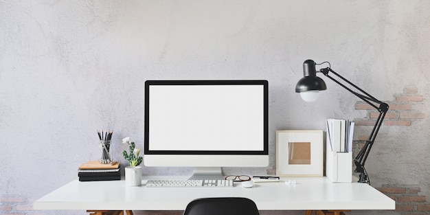 Écran vide de l'espace de travail Ordinateur et équipement sur fond de mur de table et loft.