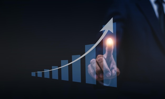 Écran visuel d'homme d'affaires Développement des affaires vers le succès et le concept de croissance croissante