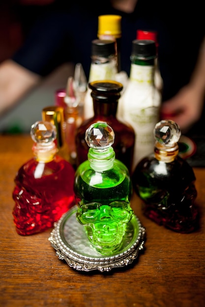 crâne de bouteille. bouteilles sur le bar, avec de l'alcool coloré. crâne de cristal humain bouteille de vodka