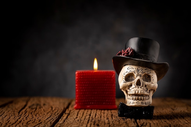 Crâne de catrine Halloween sur une vieille table en bois sur fond noir.