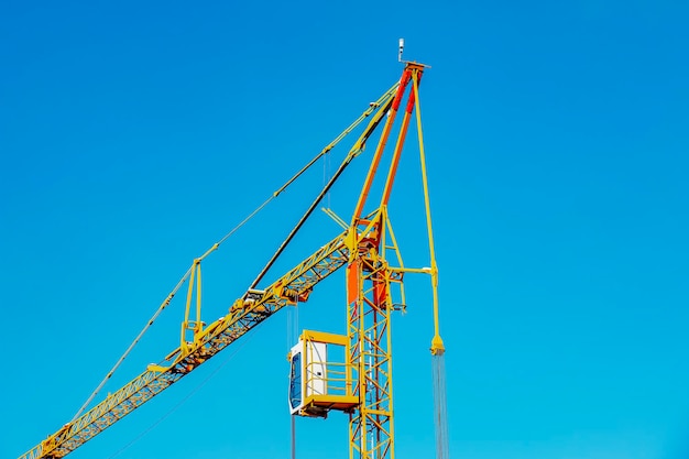 Crane de construction sur le chantier d'un immeuble d'appartements