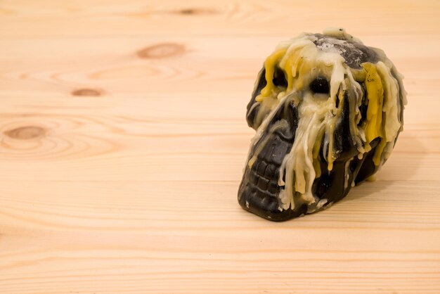 Crâne décoratif avec des taches de table en bois de bougies de cire