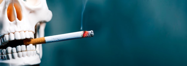 Le crâne fume une cigarette, copiez l'espace. Fumer tue.