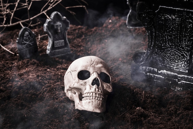 Crâne humain en fumée au cimetière d'Halloween
