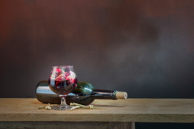 Crânes dans le verre de sang et le vin sur la table en bois.