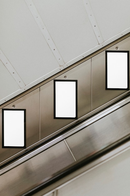 Écrans d'affichage par escalator souterrain