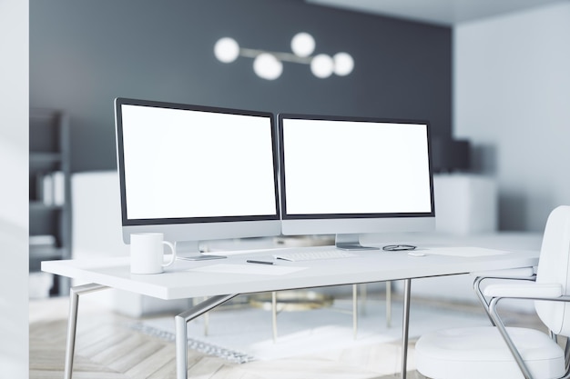 Écrans d'ordinateur blancs avec espace de copie pour votre logo sur une table en bois clair de travail dans une salle de design d'intérieur moderne et ensoleillée sur fond flou de meubles de maison rendu 3D maquette