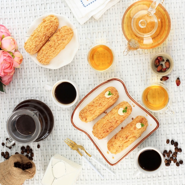 Craquelin Eclair, Délicieux Dessert Français Pâtisserie Choux Avec Des Motifs De Tigre Sur Le Haut (Craquelin), Servi Avec Du Café. Concept de l'heure du thé de boulangerie