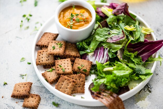 Craquelins au thym servis avec salade et chutney