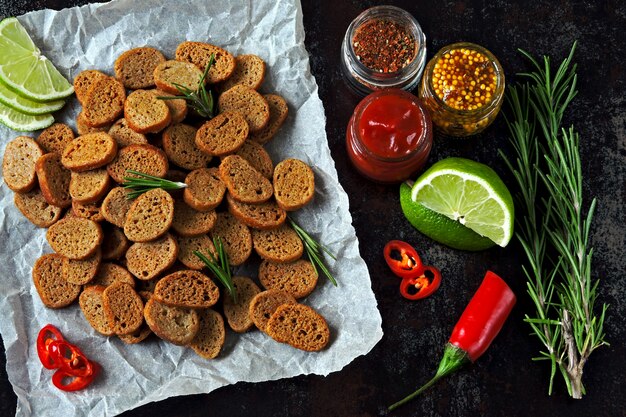 Craquelins aux épices et sauces.