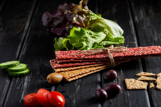 Craquelins de betterave et de farine de seigle avec des légumes pour faire des collations. Végétarisme et alimentation saine