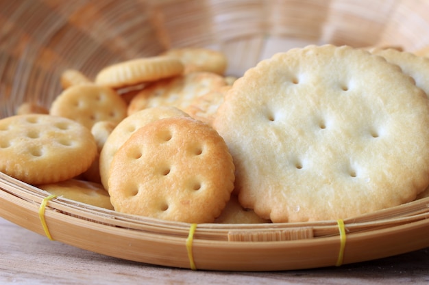 Craquelins dans un panier en bois