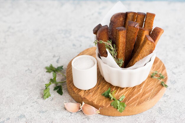 Craquelins de pain noir fait maison avec des herbes à l'ail pour une collation