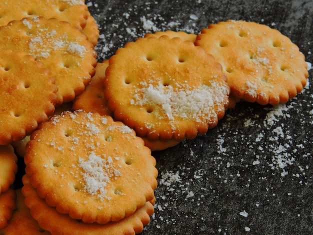 Des craquelins saupoudrés de sel.