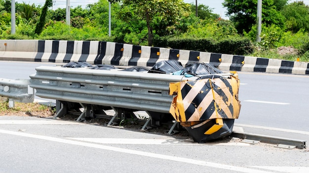 Crash Cushion ou Impact Attenuator endommagé par un accident de voiture