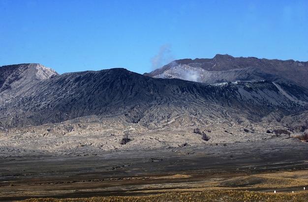 Cratère du mont Bromo avec un fond bleu