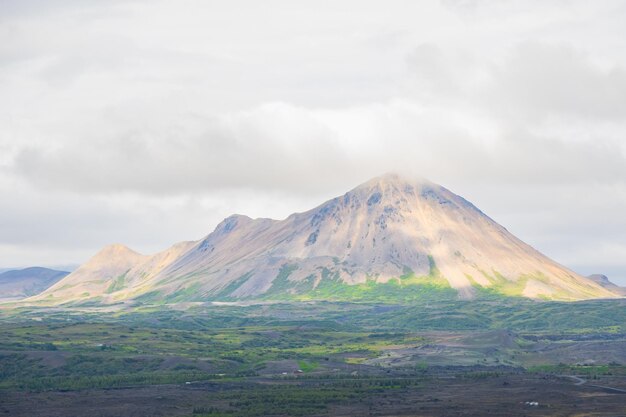 Cratère du volcan anneau Hverfjall dans la région de Myvatn au nord de l'Islande