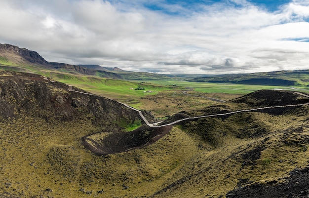 Le cratère du volcan Grabrok en Islande