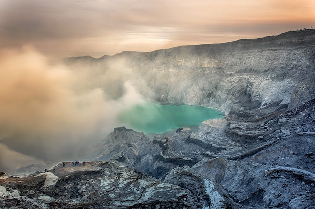 Cratère Du Volcan Ijen. Java. Indonésie.