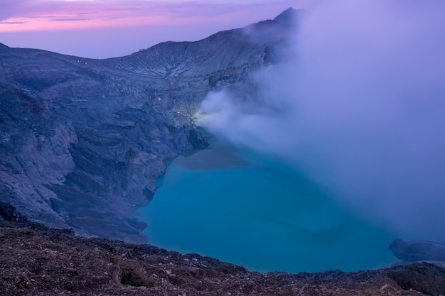 Cratère du volcan sulfurique Ijen à Bali avant l'aube