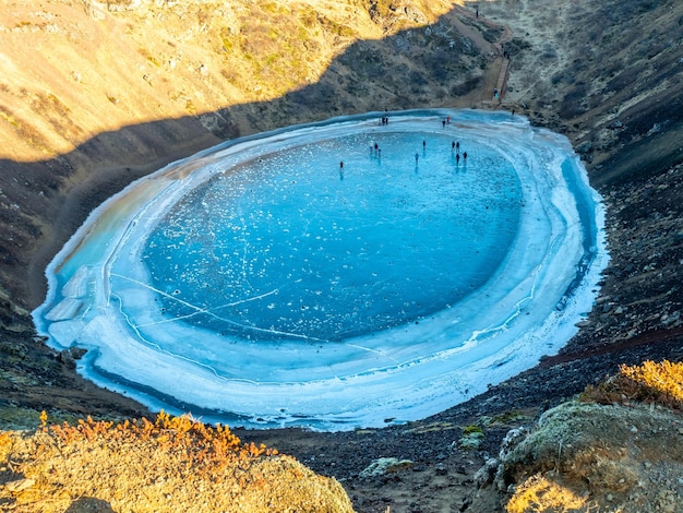 Le cratère Kerid immense cratère volcanique calme en hiver devient un lac de glace dure en Islande