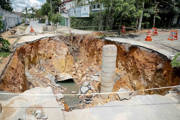 Un cratère s'est ouvert dans la rue après les fortes pluies d'été brésiliennes