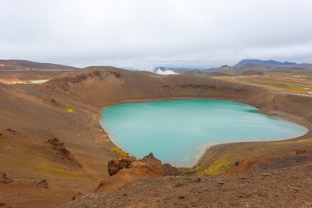 Cratère de Viti avec lac d'eau verte à l'intérieur. Cratère Krafla Viti, Islande