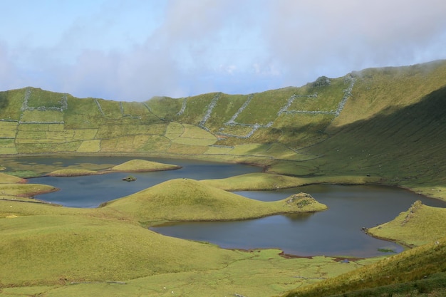 Photo cratère volcanique avec lac sur les açores portugal