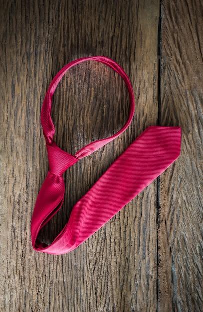 Cravate rouge sur une table en bois