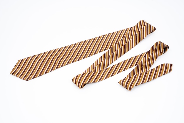 Des cravates rétro colorées de style 70039 sur un fond blanc