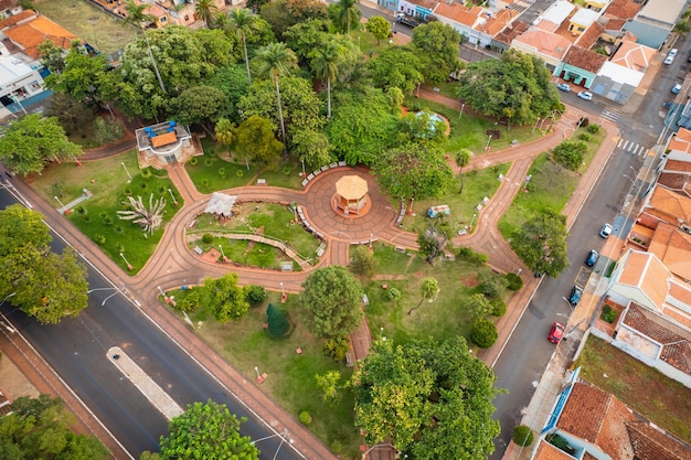 Cravinhos Sao Paulo Brésil vers mai 2022 Praca Manoel Arantes Nogueira Cravinhos situé dans le centre-ville de Cravinhos état de Sao Paulo image aérienne de drone