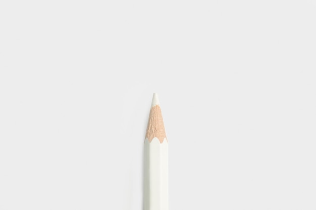 Crayon blanc sur fond gris avec espace de copie