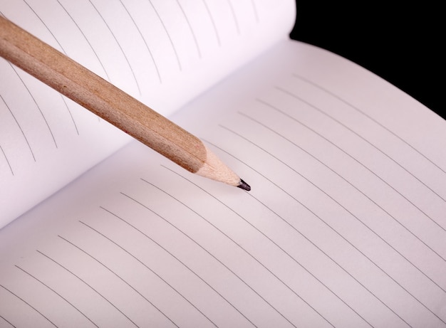 Crayon et bloc-notes en bois simples