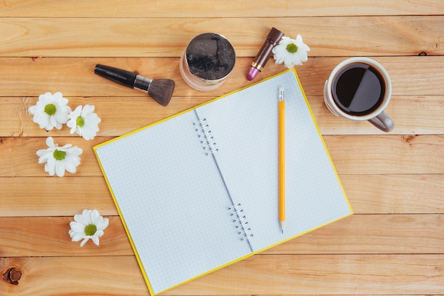 Sur crayon en bois, café et fleurs.