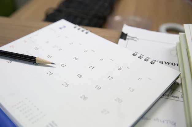 Crayon sur le calendrier, concepts pour planificateur d'événements pour réunion d'affaires