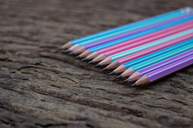 Crayon coloré sur l'ancien bureau en bois