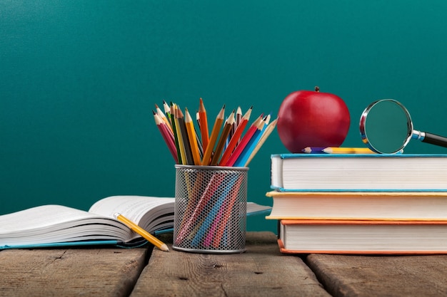 Crayon coloré d'école et livres colorés