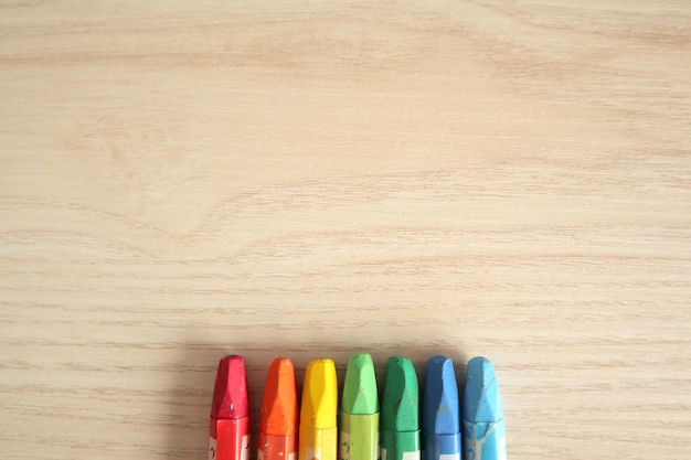 Crayon coloré sur une table