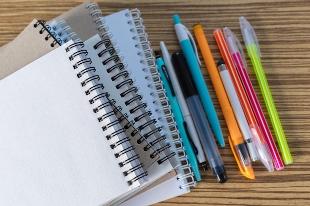 Crayon de couleur et carnet de croquis sur une table