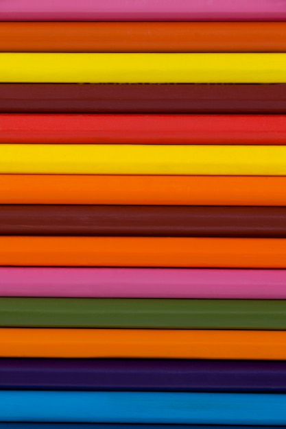 Crayon de couleur disposé dans une rangée