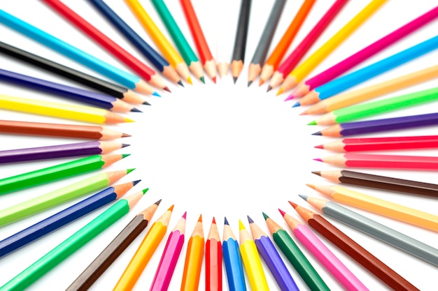 crayon de couleur. ensemble de crayons de couleur pour dessiner sur un fond blanc. créativité artistique du dessin