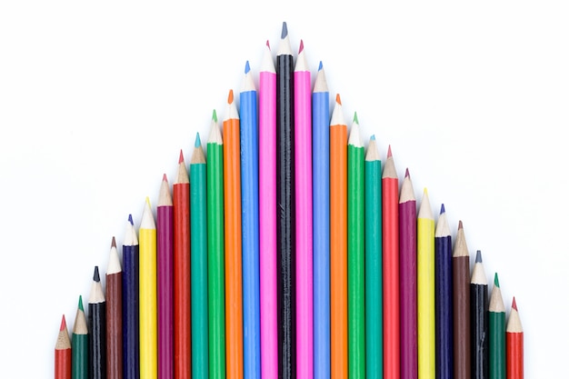 Crayon de couleur avec espace copie isolé sur fond blanc, concept de cadre de l&#39;éducation