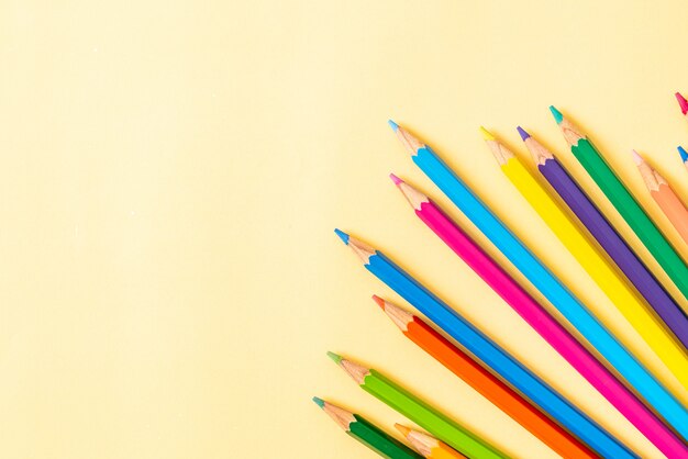 crayon de couleur avec espace copie
