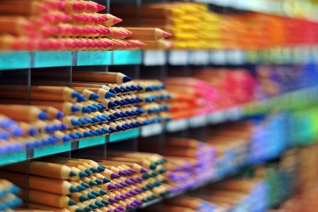 Crayon de couleur sur l&#39;étagère dans le magasin stationnaire