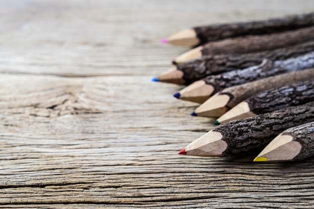 Crayon de couleur sur fond de bois