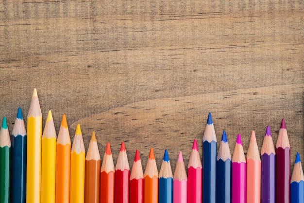 crayon de couleur gros plan retour au concept de l'école